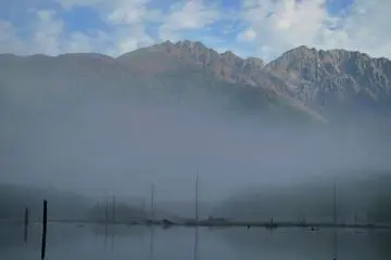 Mystic view of Lake Taisho in the morning mist, with Mt. Yake showing her face through white veils (Photo: MASAYOSHI HIROSE)